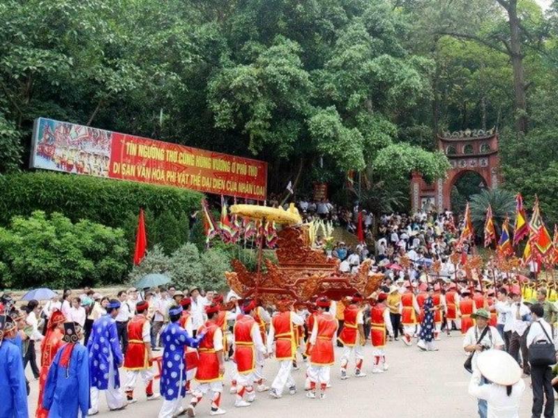 Chân dung một chuyên gia người Việt (ông hoặc bà) đang trình bày về kinh tế biển trên bản đồ hoặc trước mô hình.